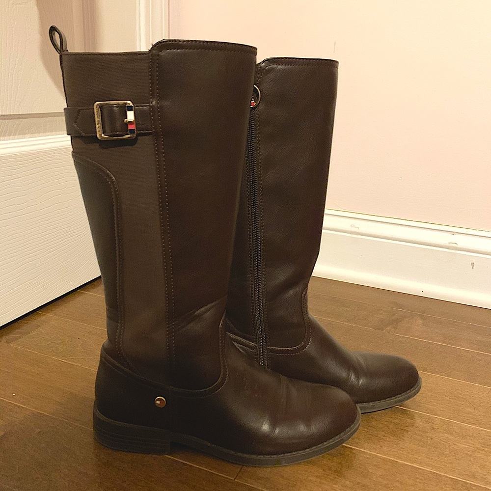 Brown Tommy Hilfiger kid’s boots.